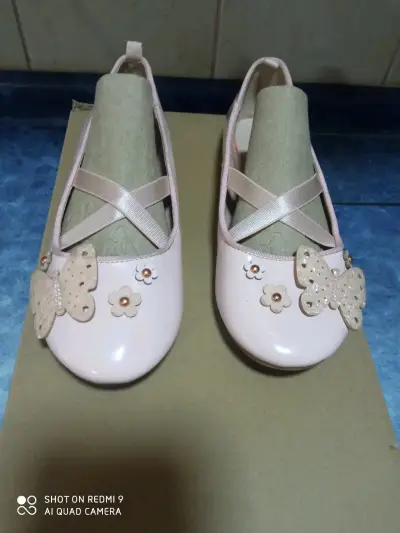 Zapatos planos de charol rosados con mariposas - miniatura 1
