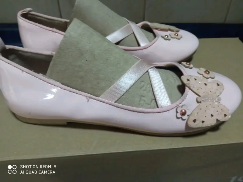 Zapatos planos de charol rosados con mariposas - 2