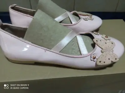 Zapatos planos de charol rosados con mariposas - miniatura 2