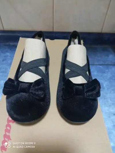 Zapatos negros de terciopelo con lazo para niña - miniatura 1