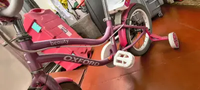 Bicicleta infantil rosada con ruedas auxiliares - miniatura 3