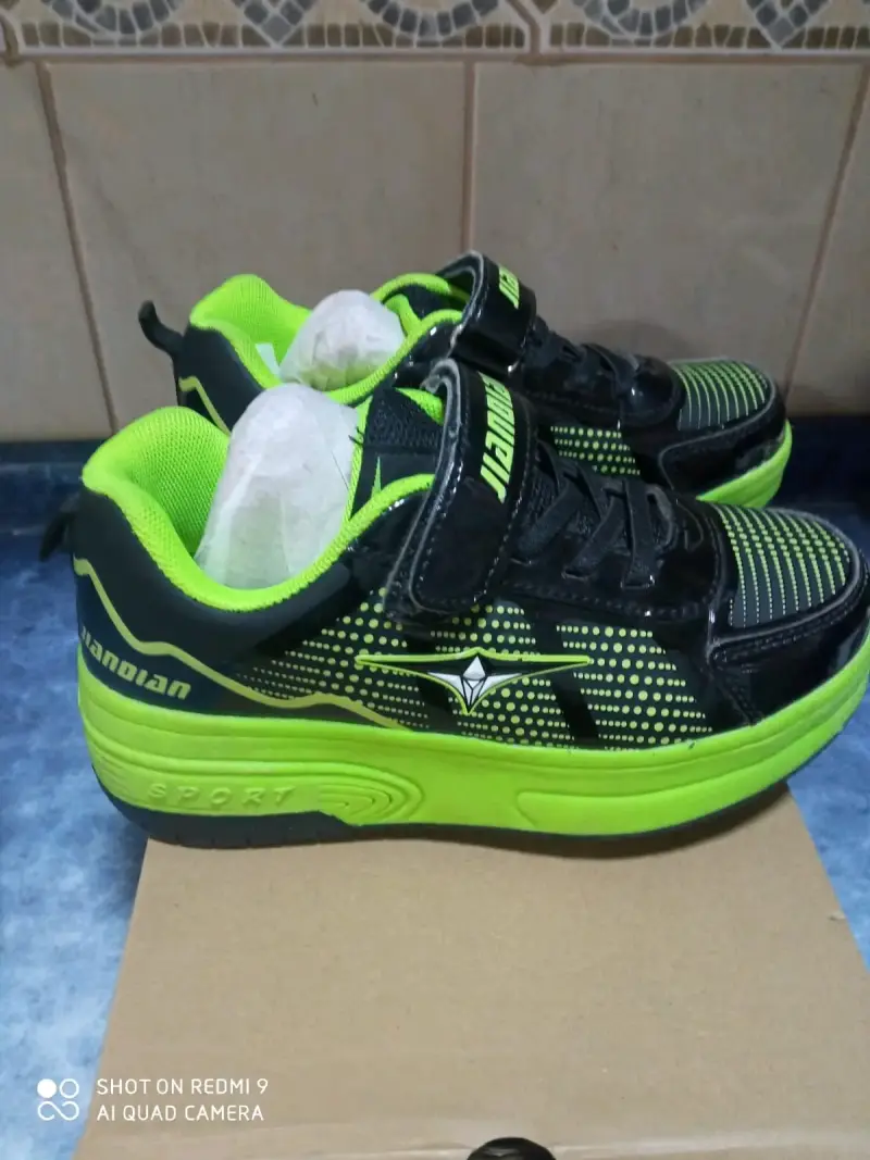 Zapatillas con ruedas negro y verde - 1