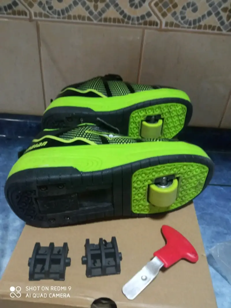 Zapatillas con ruedas negro y verde - 2