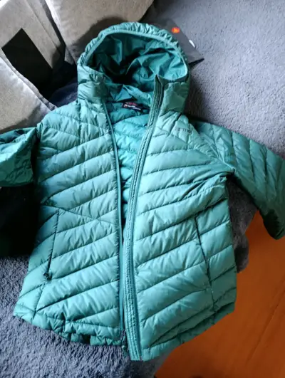 Chaqueta verde acolchada con capucha - miniatura 1