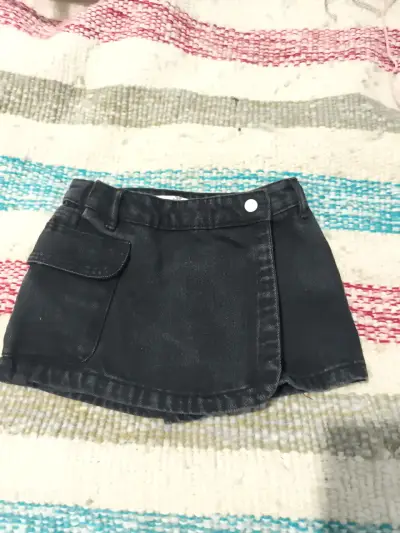 Mini falda shorts negra de mezclilla - miniatura 1
