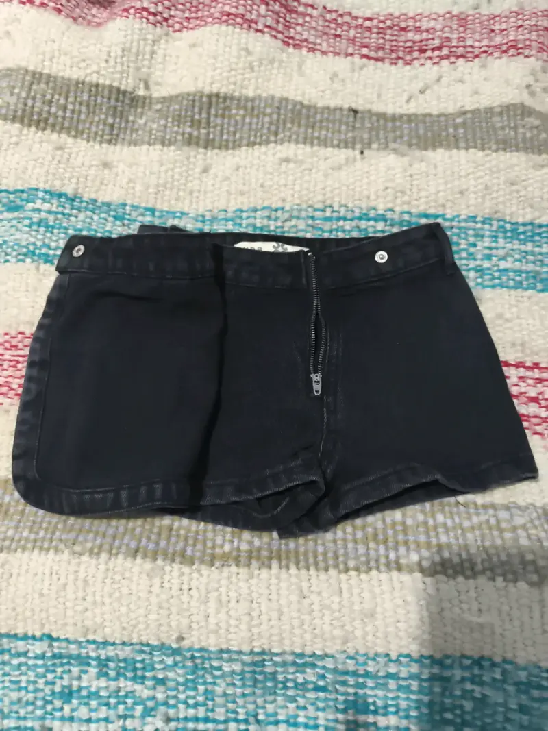 Mini falda shorts negra de mezclilla - 2
