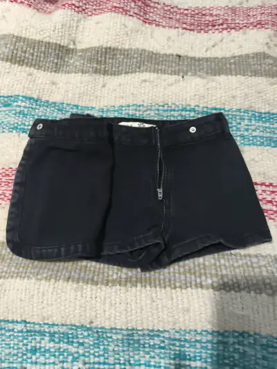 Mini falda shorts negra de mezclilla - miniatura 2
