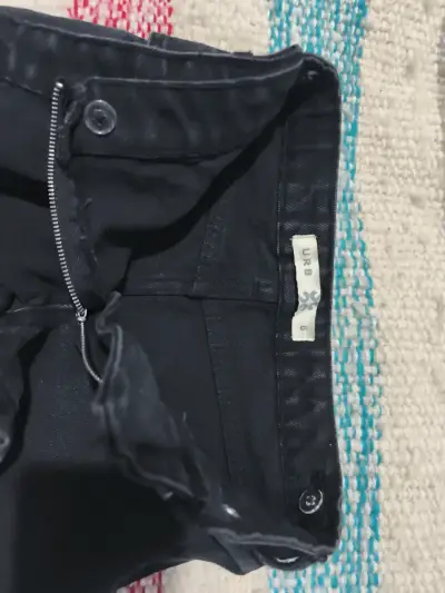 Mini falda shorts negra de mezclilla - miniatura 3