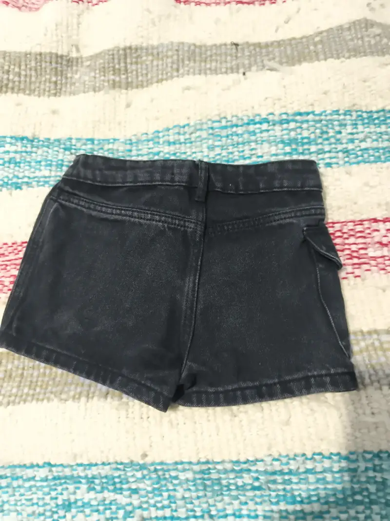Mini falda shorts negra de mezclilla - 4