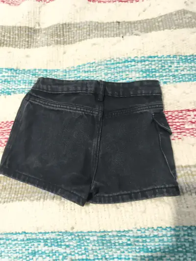 Mini falda shorts negra de mezclilla - miniatura 4