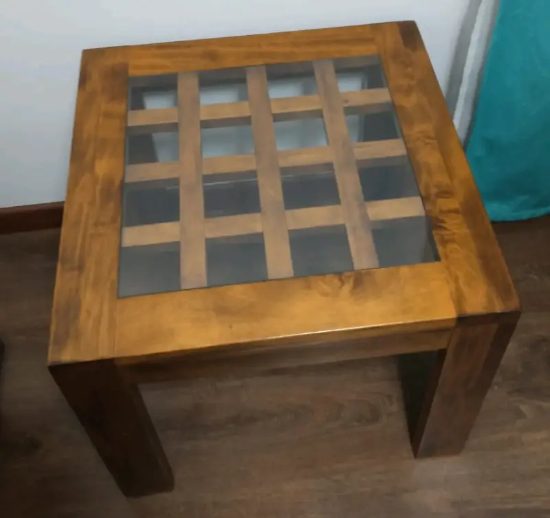 Mesa lateral de madera y vidrio