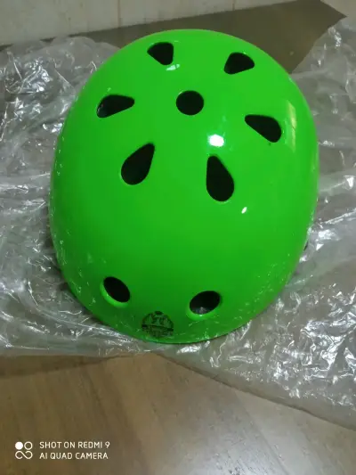 Casco verde para bicicleta - miniatura 1