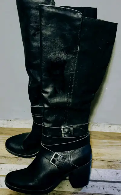 Botas negras de cuero altas - miniatura 1