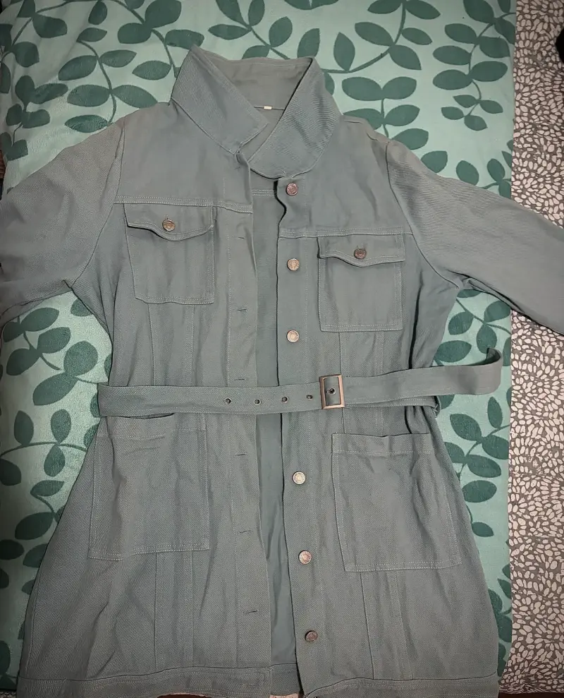 Chchaqueta sobre camisa celeste con cinturón - 1
