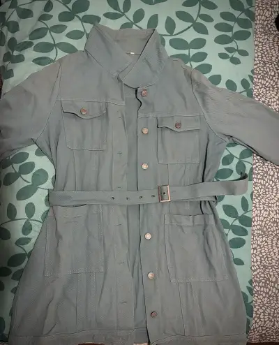 Chchaqueta sobre camisa celeste con cinturón - miniatura 1
