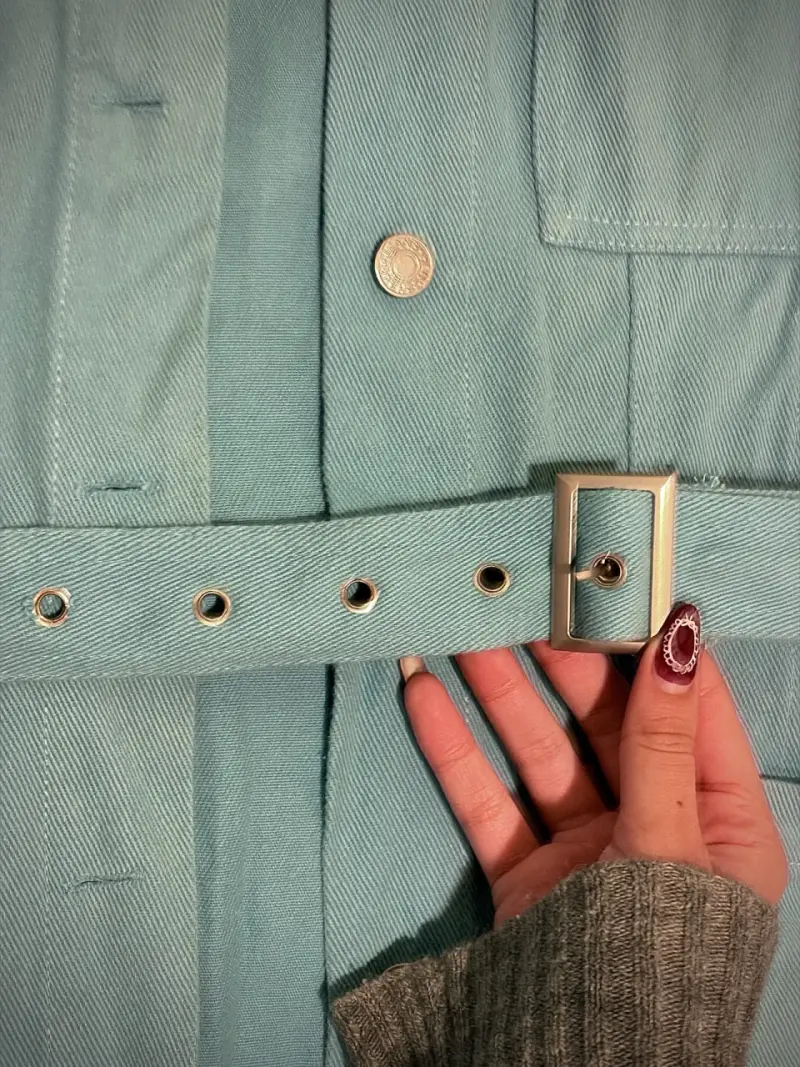 Chchaqueta sobre camisa celeste con cinturón - 2