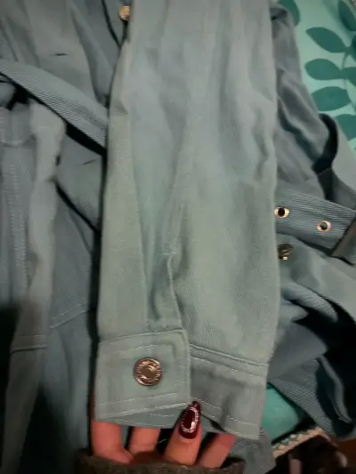 Chchaqueta sobre camisa celeste con cinturón - miniatura 3