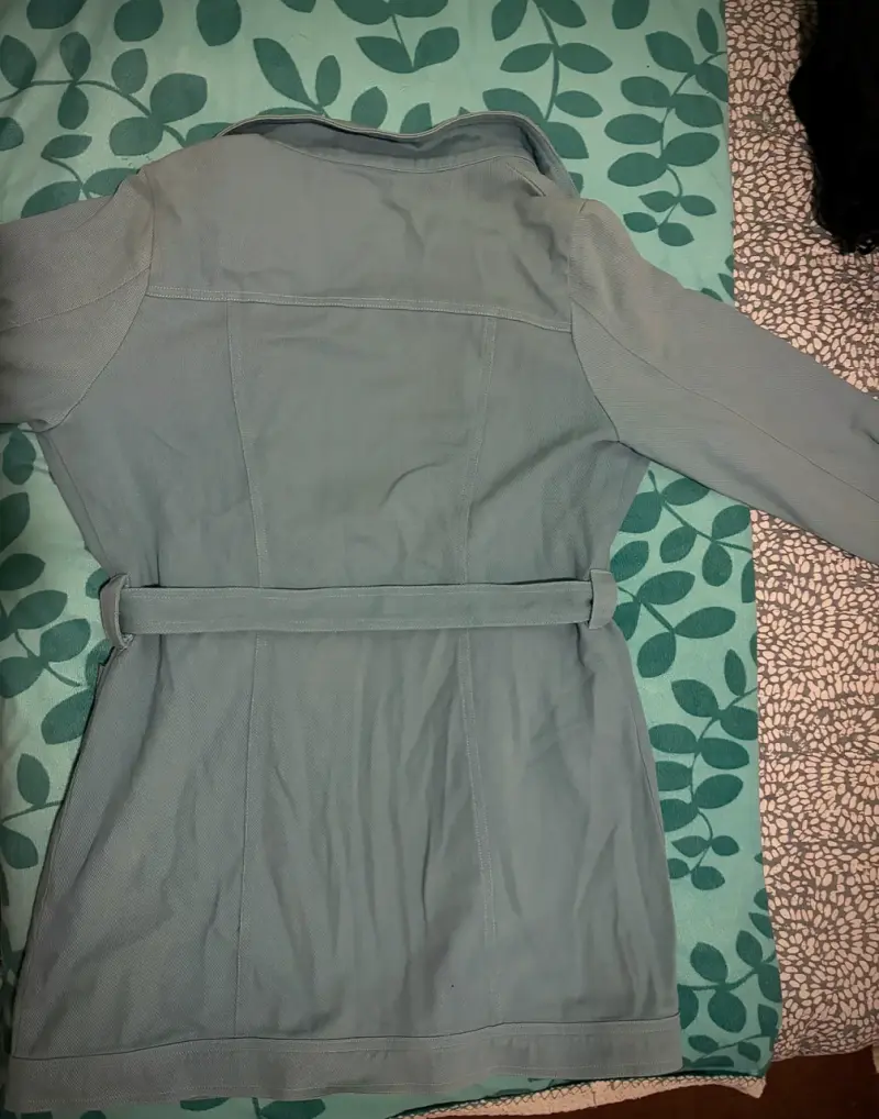 Chchaqueta sobre camisa celeste con cinturón - 4