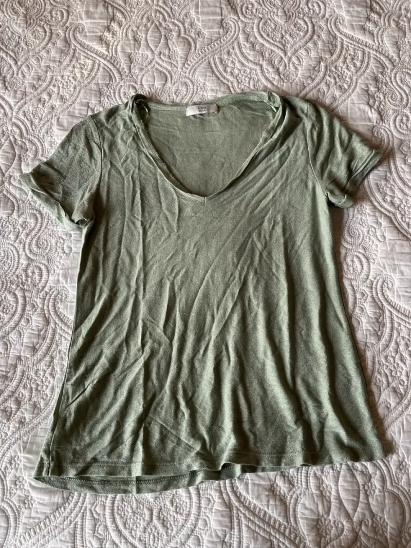 Polera verde claro cuello en V - 1