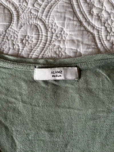 Polera verde claro cuello en V - miniatura 2