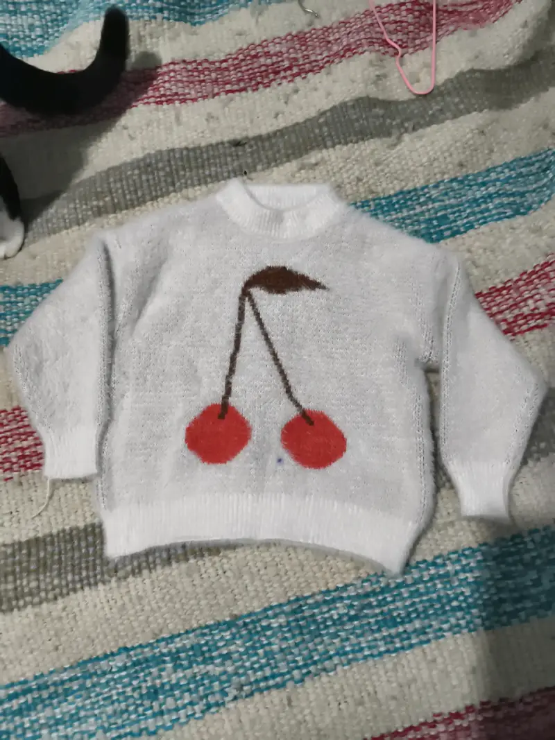 Suéter infantil blanco con cerezas talla 2