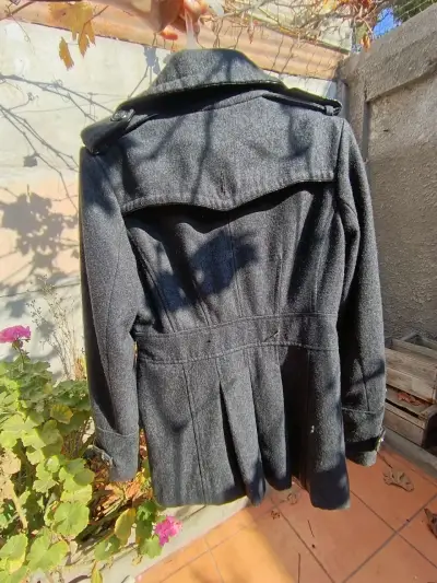 Abrigo gris con botones grandes - miniatura 3