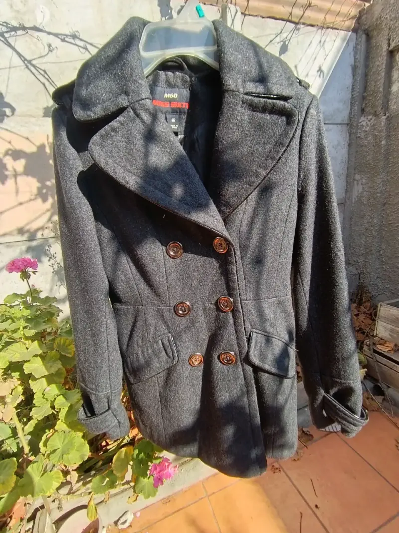 Abrigo gris con botones grandes - 4