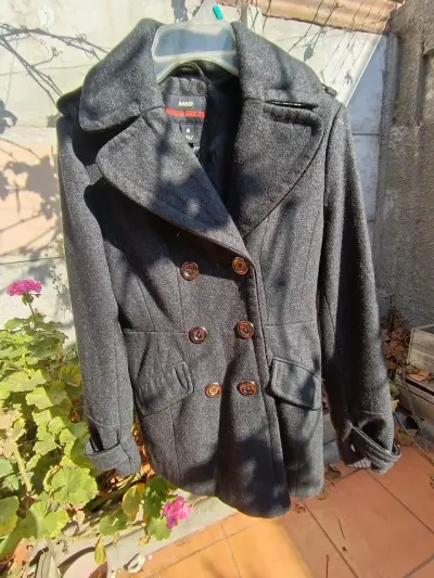 Abrigo gris con botones grandes - miniatura 4