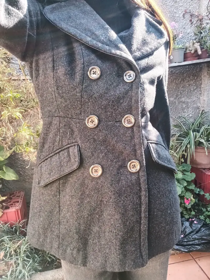 Abrigo gris con botones grandes - 6