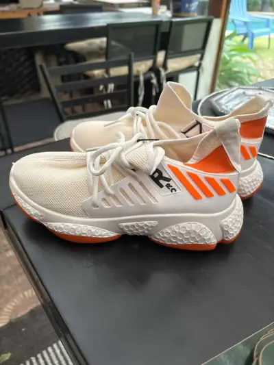 Zapatillas deportivas blancas y naranjas - miniatura 1