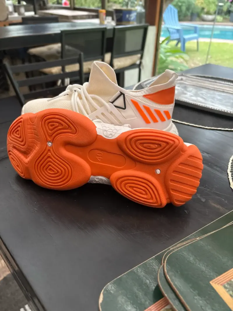 Zapatillas deportivas blancas y naranjas - 2
