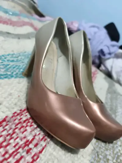 Zapatos de taco alto grises y rosa - miniatura 1