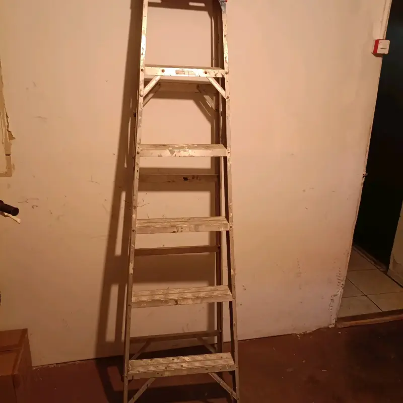 Escalera de metal multiuso