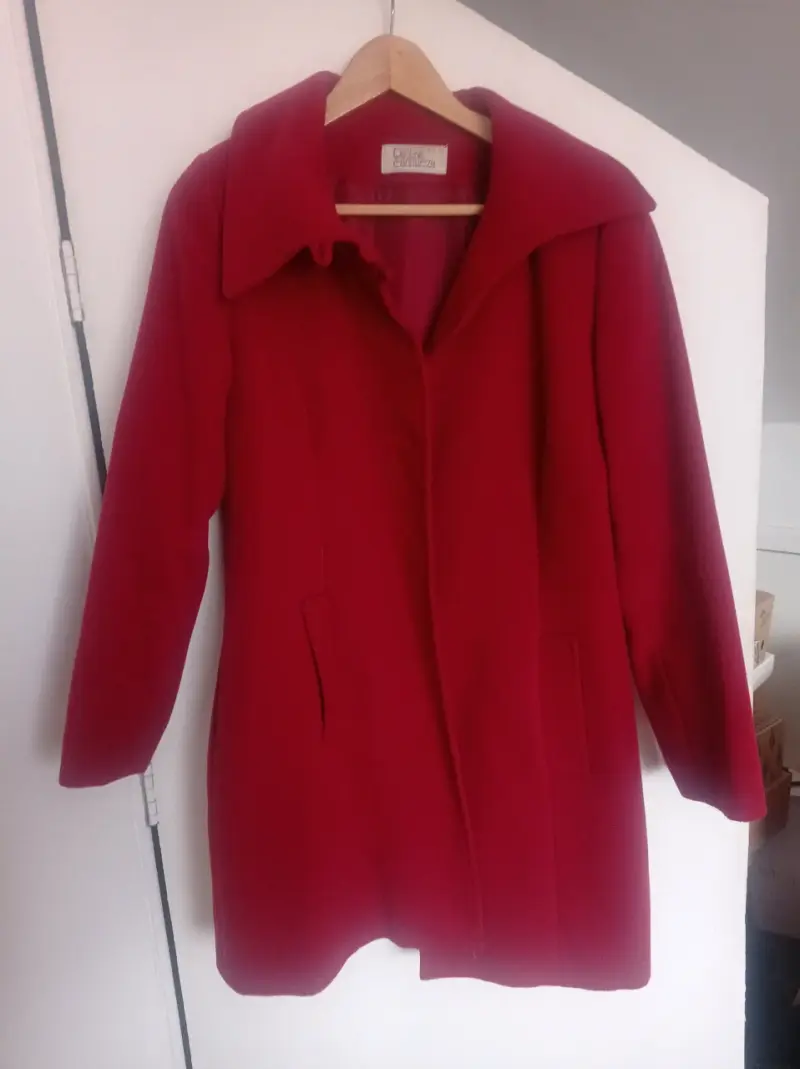 Abrigo rojo elegante