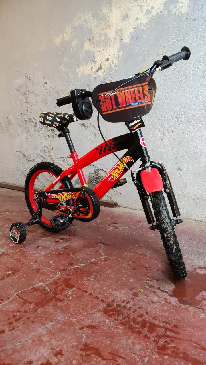 Bicicleta infantil Hot Wheels roja - 1