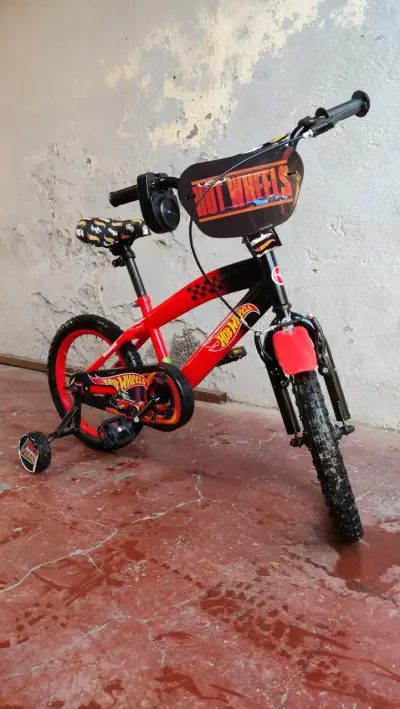 Bicicleta infantil Hot Wheels roja - miniatura 1