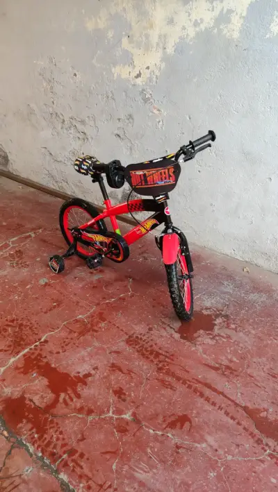 Bicicleta infantil Hot Wheels roja - miniatura 2