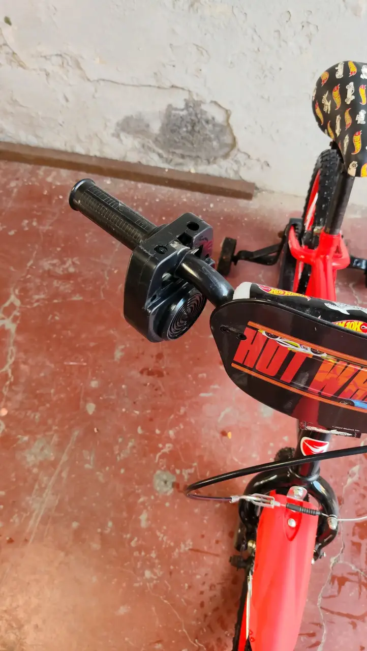 Bicicleta infantil Hot Wheels roja - 6