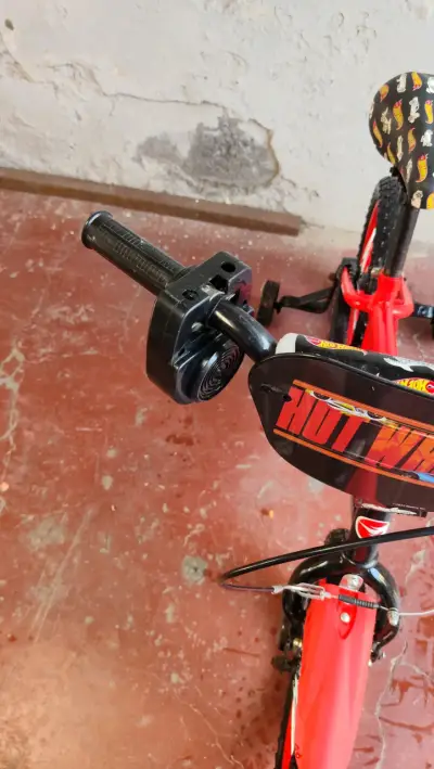 Bicicleta infantil Hot Wheels roja - miniatura 6
