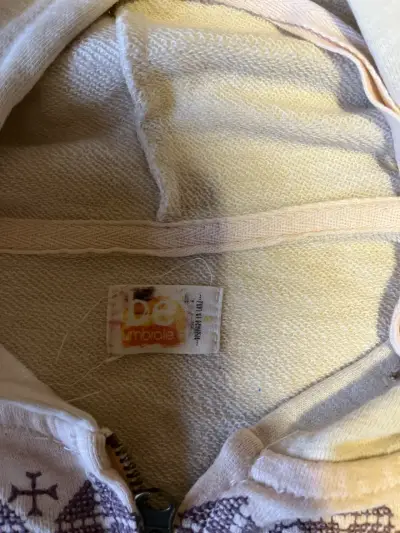 Polerón beige con capucha y diseño - miniatura 2