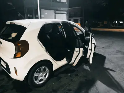 Auto compacto blanco en venta Kia morning 2019 - miniatura 4