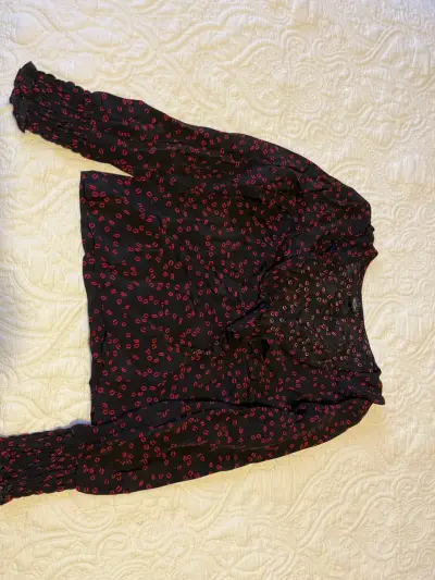 Blusa negra con estampado rojo - miniatura 1