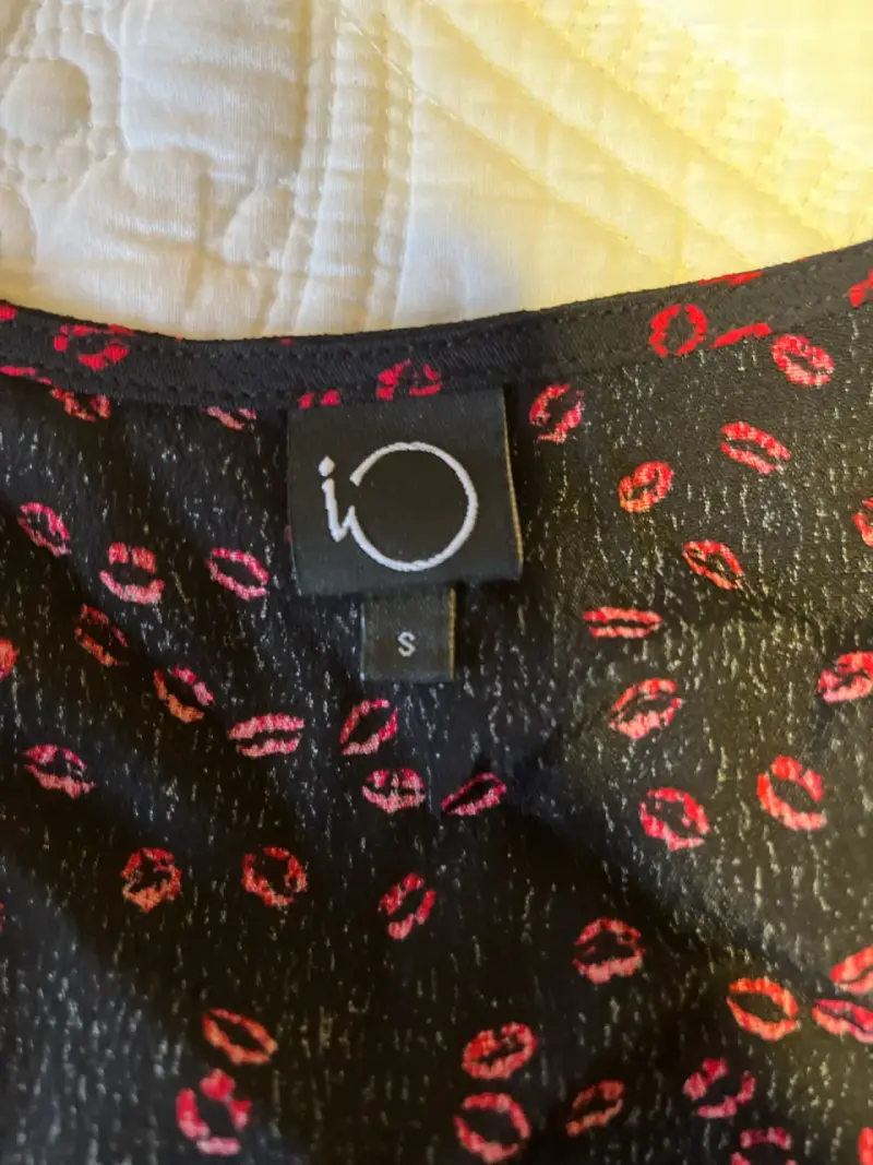 Blusa negra con estampado rojo - 2