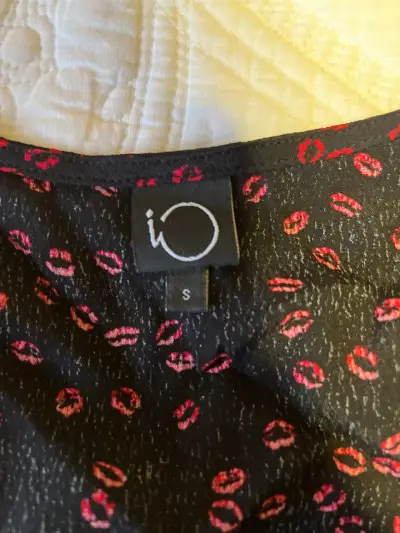 Blusa negra con estampado rojo - miniatura 2
