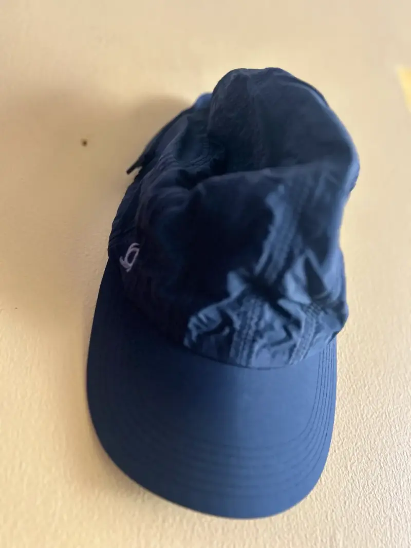 Gorra deportiva azul oscuro