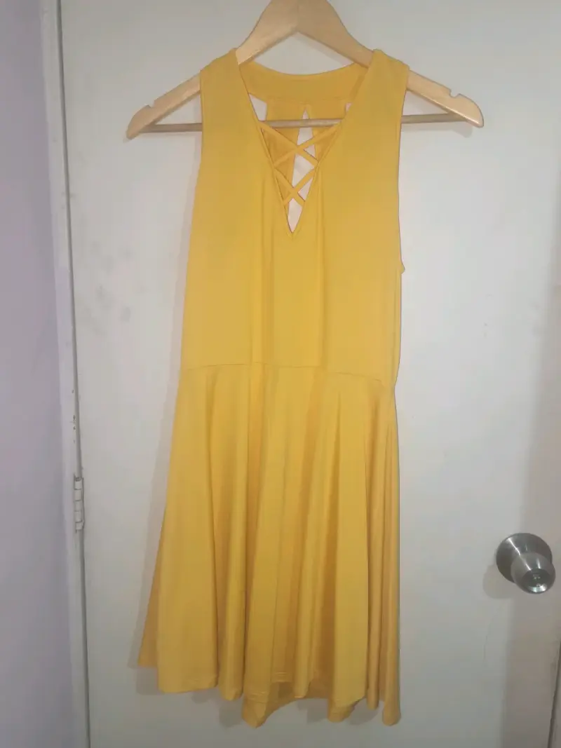 Vestido amarillo con diseño cruzado