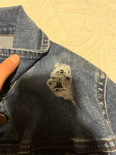 Chaqueta de mezclilla azul desflecada - miniatura 3