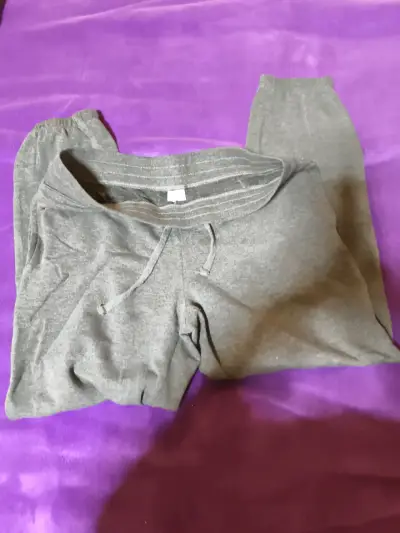 Pantalón buzo gris con personaje Disney Talla M L - miniatura 2