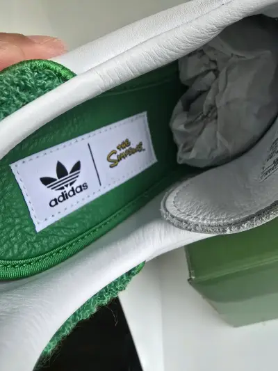 Zapatilla blanca Adidas x Homer Simpson - miniatura 5