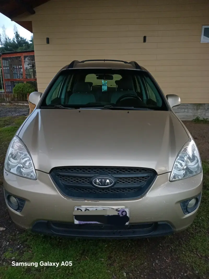 Kia Carens beige en buen estado 2008 - 1